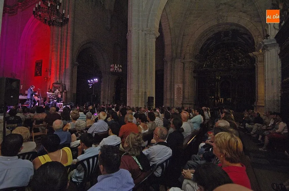 Foto 9 - Llenazo en el concierto de Carlos N&uacute;&ntilde;ez en la Catedral  