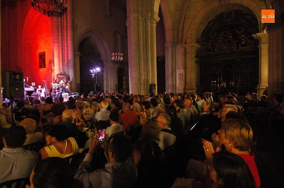 Foto 8 - Llenazo en el concierto de Carlos N&uacute;&ntilde;ez en la Catedral  