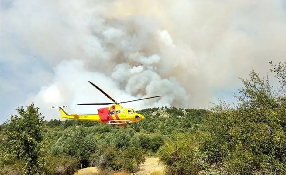 Helicóptero actuando en el incendio de La Granja / @AT_BRIF