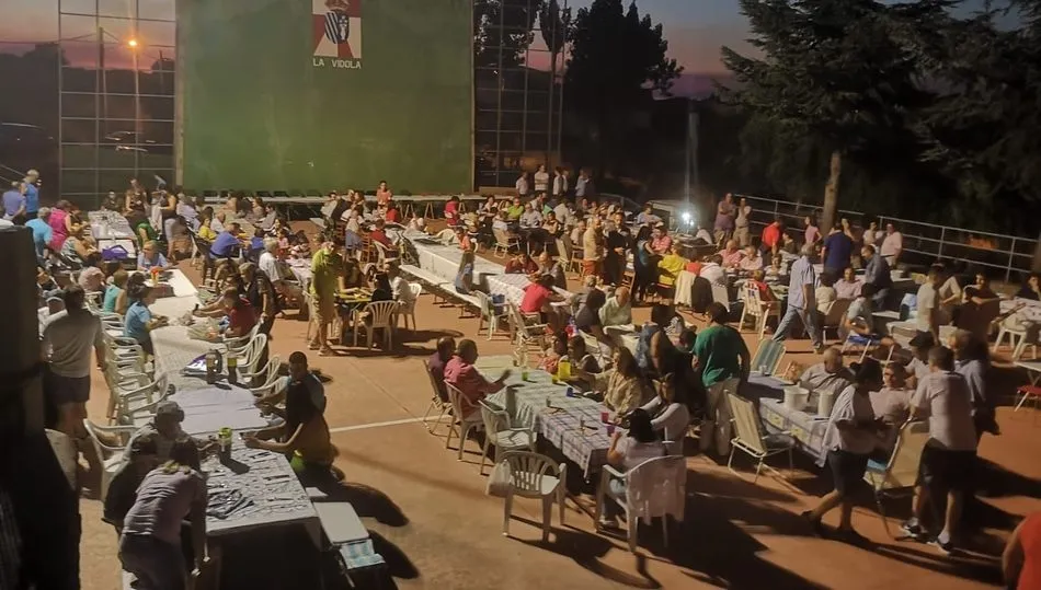 La cena popular se desarrolló en el frontón de pelota / POLI CODASA