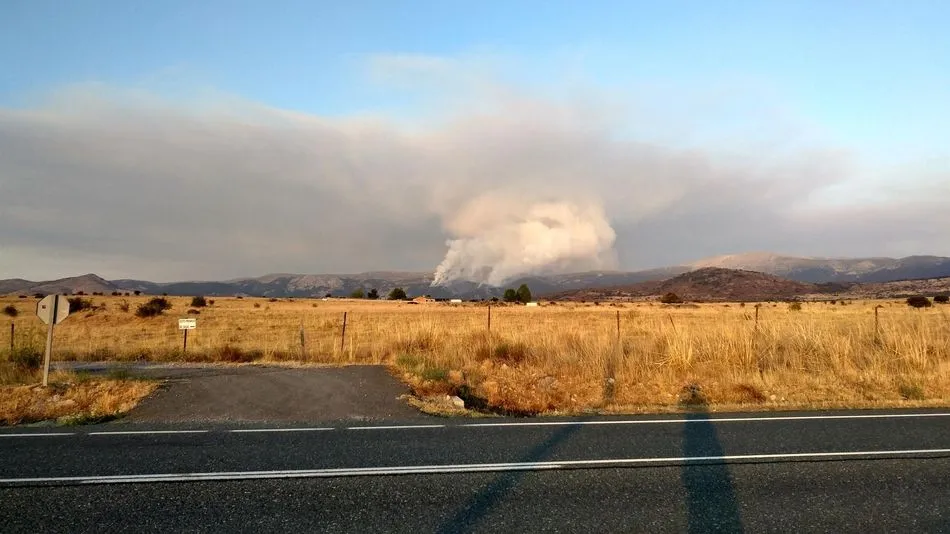 Los medios desplegados en la zona han conseguido que las llamas no penetraran en la Comunidad de Madrid