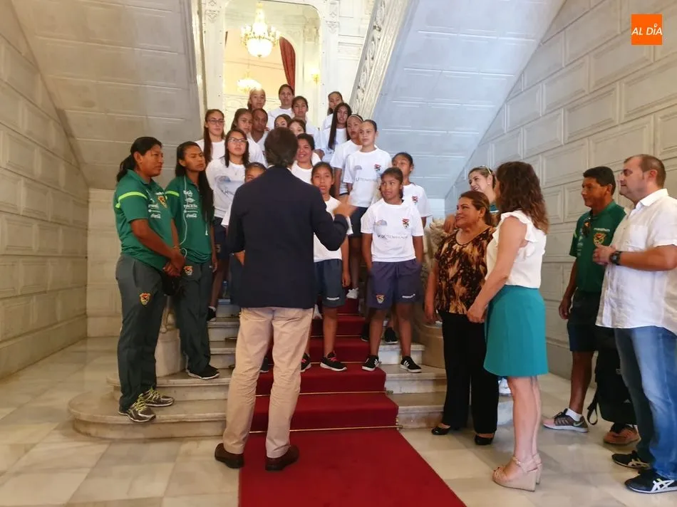Foto 8 - El alcalde Carlos Garc&iacute;a Carbayo recibe a las &lsquo;Reinas&rsquo; de la Selecci&oacute;n de Bolivia