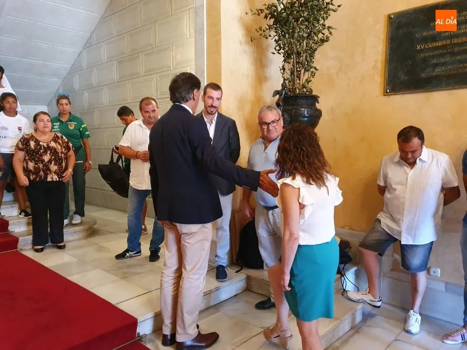 Foto 7 - El alcalde Carlos Garc&iacute;a Carbayo recibe a las &lsquo;Reinas&rsquo; de la Selecci&oacute;n de Bolivia