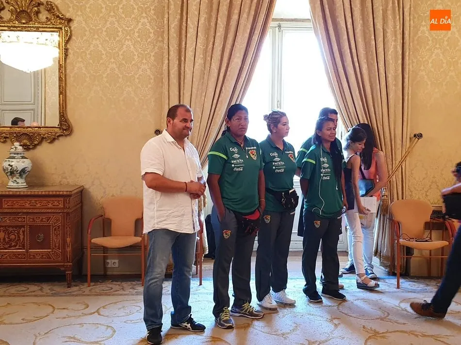 Foto 5 - El alcalde Carlos Garc&iacute;a Carbayo recibe a las &lsquo;Reinas&rsquo; de la Selecci&oacute;n de Bolivia