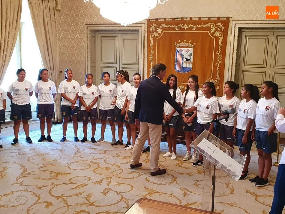 Foto 4 - El alcalde Carlos Garc&iacute;a Carbayo recibe a las &lsquo;Reinas&rsquo; de la Selecci&oacute;n de Bolivia