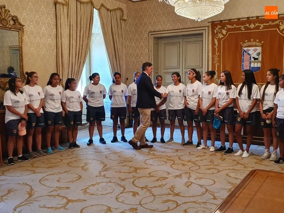 Foto 3 - El alcalde Carlos Garc&iacute;a Carbayo recibe a las &lsquo;Reinas&rsquo; de la Selecci&oacute;n de Bolivia