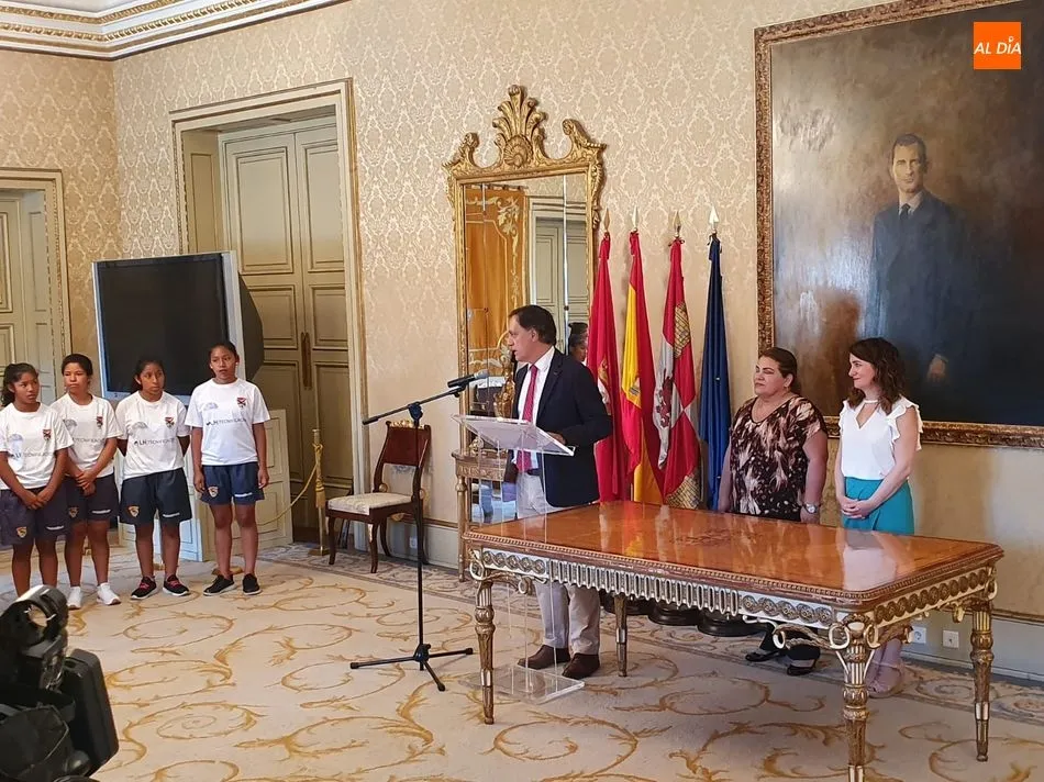 Foto 2 - El alcalde Carlos Garc&iacute;a Carbayo recibe a las &lsquo;Reinas&rsquo; de la Selecci&oacute;n de Bolivia