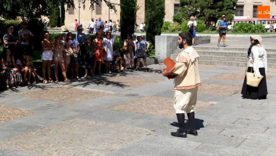 Ruta teatralizada ‘Tu tiempo es de piedra y oro’ en la plaza de Anaya. Foto de Víctor Sánchez