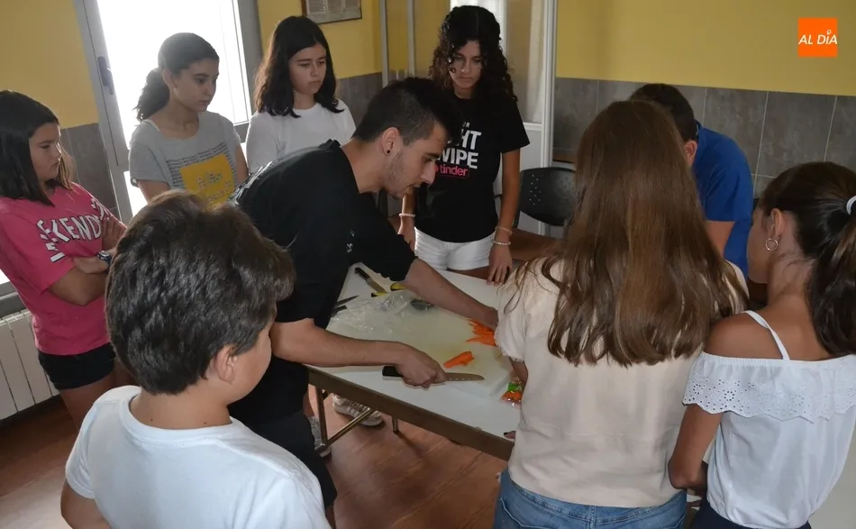 Foto 3 - Los j&oacute;venes contin&uacute;an intentando aprender a sobrevivir en la cocina  