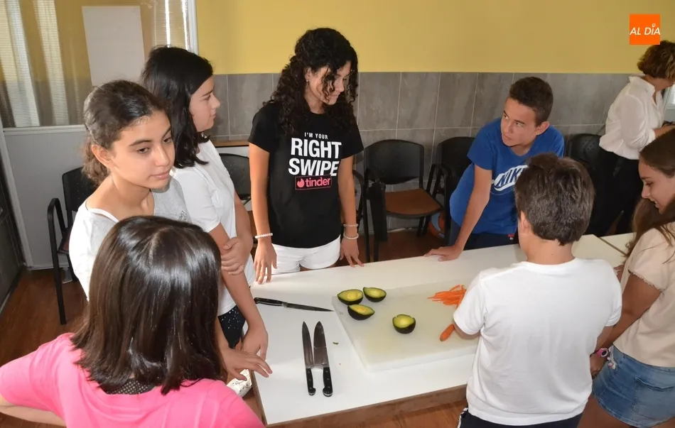 Foto 4 - Los j&oacute;venes contin&uacute;an intentando aprender a sobrevivir en la cocina  