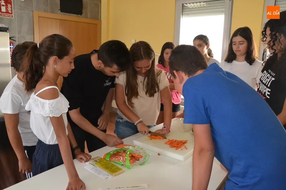 Los jóvenes continúan intentando aprender a sobrevivir en la cocina  