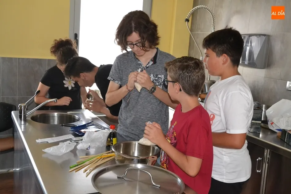 Foto 5 - Los j&oacute;venes contin&uacute;an intentando aprender a sobrevivir en la cocina  