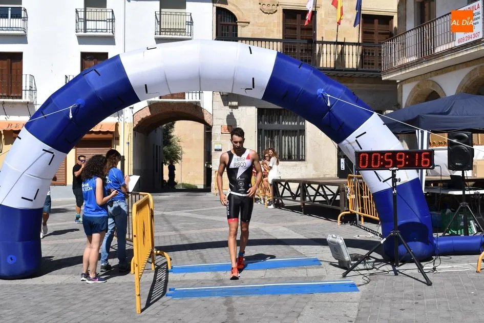 Foto 5 - Miguel Risco y Mar&iacute;a Jos&eacute; Garc&iacute;a se imponen en el Triatl&oacute;n Sprint de Alba de Tormes