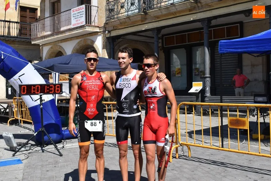 Foto 2 - Miguel Risco y Mar&iacute;a Jos&eacute; Garc&iacute;a se imponen en el Triatl&oacute;n Sprint de Alba de Tormes