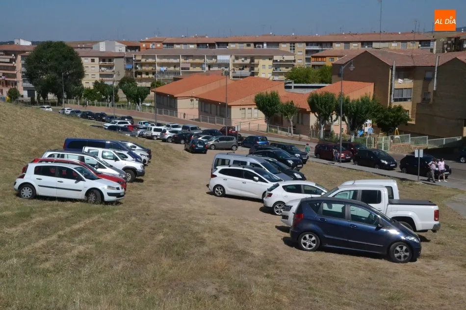 1Foto: Los vehículos se lanzan a conquistar el glacis de la Avenida Sefarad  