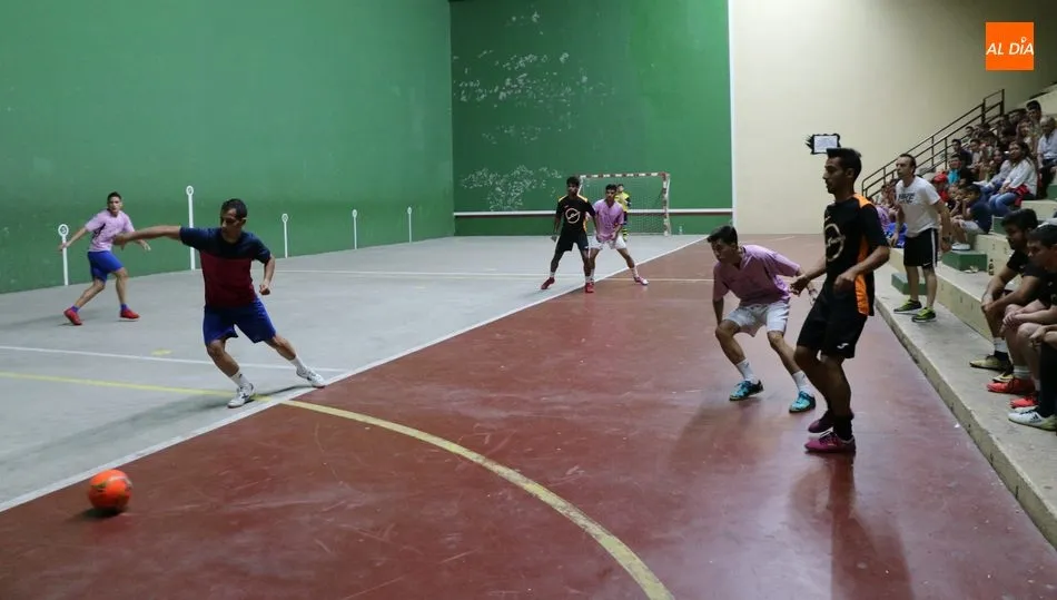 El tradicional torneo de fútbol sala de agosto de Vitigudino se traslada al pabellón polideportivo de las esculas de