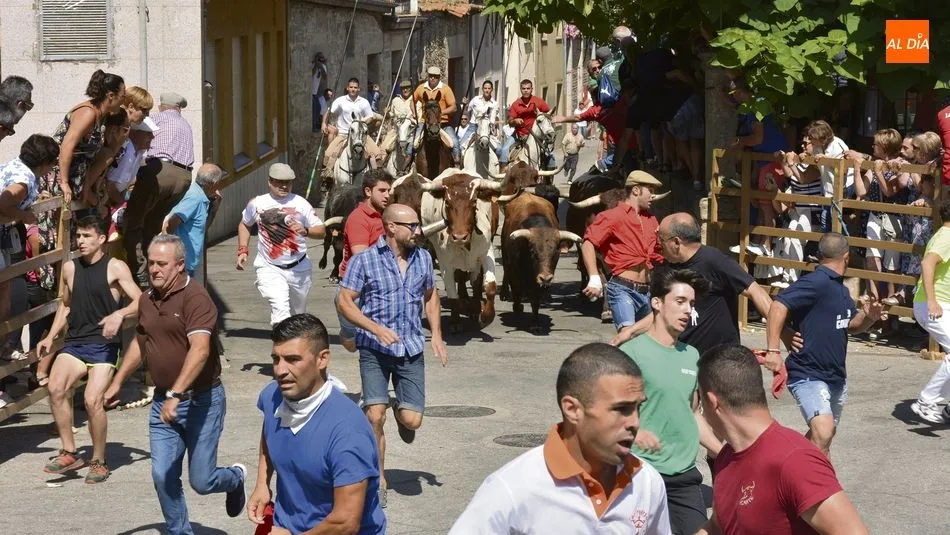 Encierro a caballo a su paso por la calle La Fandanga / CORREDERA
