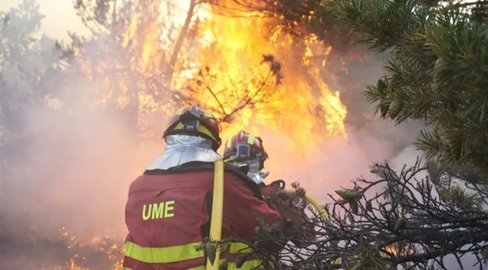 Imagen de la UME trabajando para extinguir el incendio