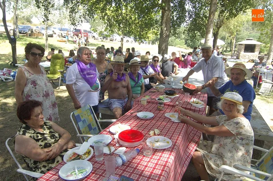 Los vecinos de Serradilla del Llano degustan paella en el entorno del río  