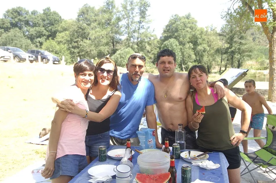Foto 10 - Los vecinos de Serradilla del Llano degustan paella en el entorno del r&iacute;o  