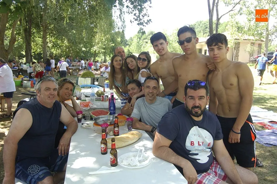 Foto 9 - Los vecinos de Serradilla del Llano degustan paella en el entorno del r&iacute;o  