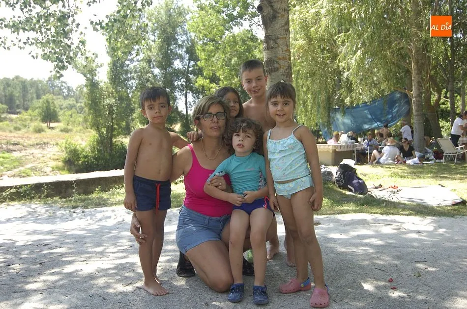Foto 11 - Los vecinos de Serradilla del Llano degustan paella en el entorno del r&iacute;o  