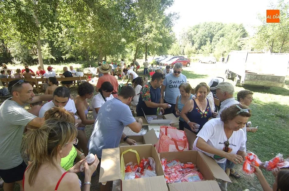 Foto 5 - Los vecinos de Serradilla del Llano degustan paella en el entorno del r&iacute;o  