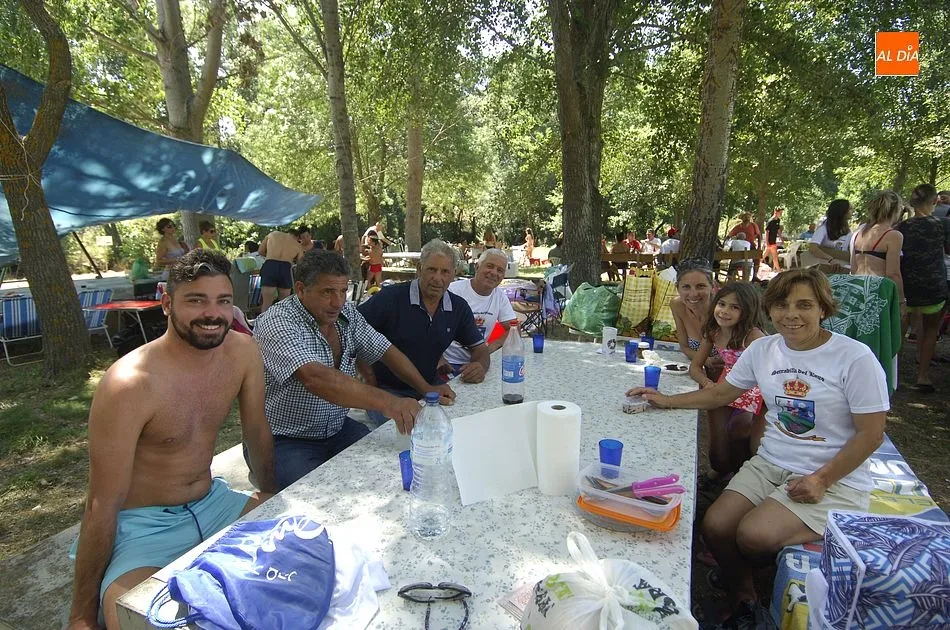 Foto 6 - Los vecinos de Serradilla del Llano degustan paella en el entorno del r&iacute;o  
