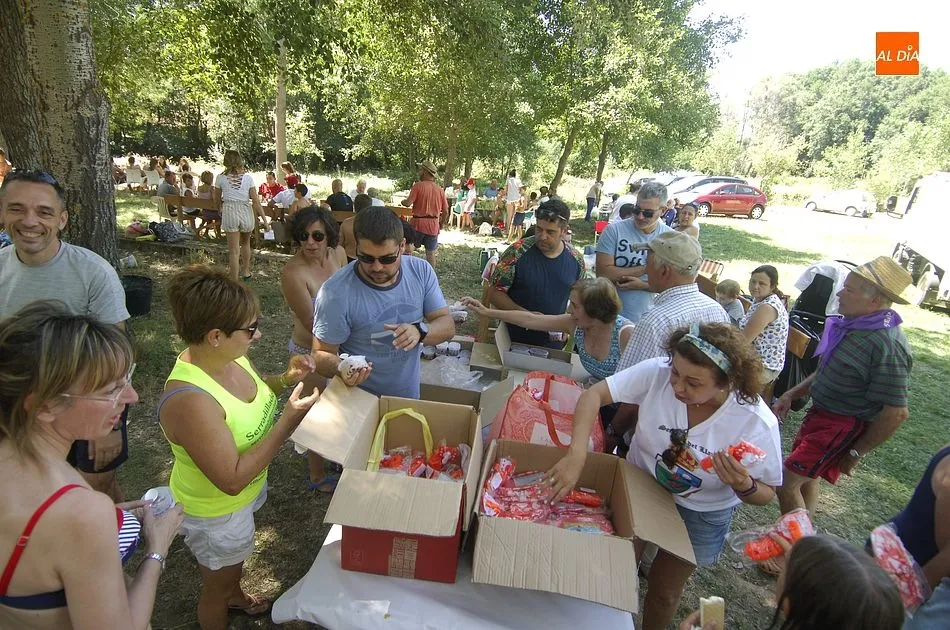 Foto 4 - Los vecinos de Serradilla del Llano degustan paella en el entorno del r&iacute;o  