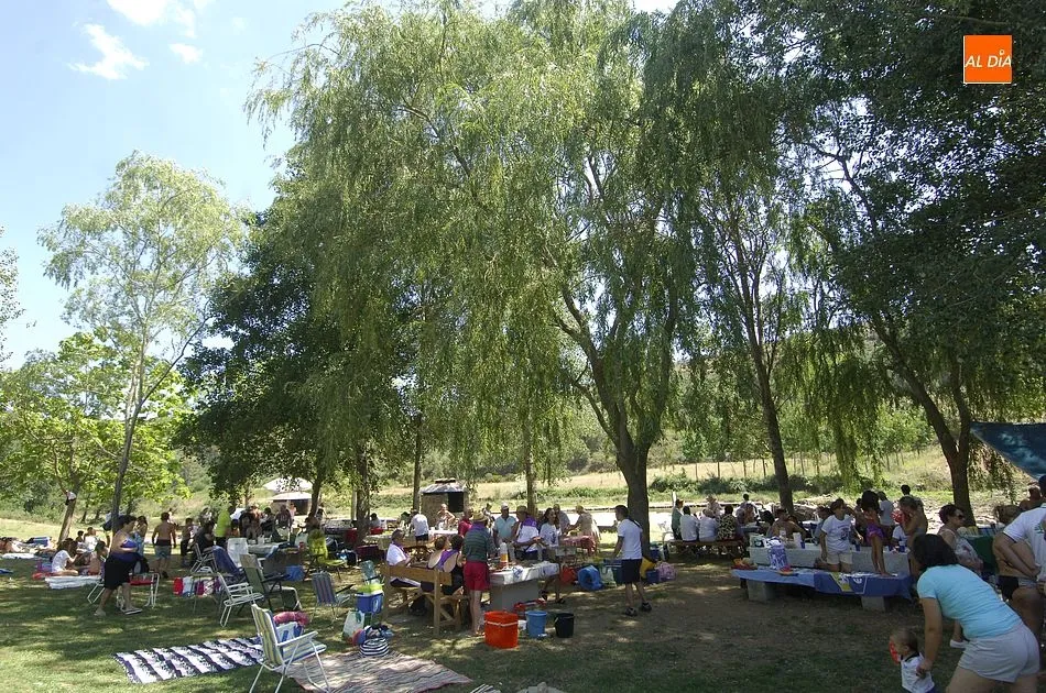 Foto 3 - Los vecinos de Serradilla del Llano degustan paella en el entorno del r&iacute;o  
