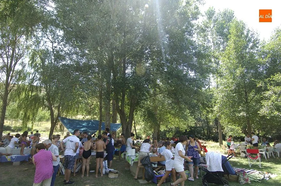 Foto 2 - Los vecinos de Serradilla del Llano degustan paella en el entorno del r&iacute;o  