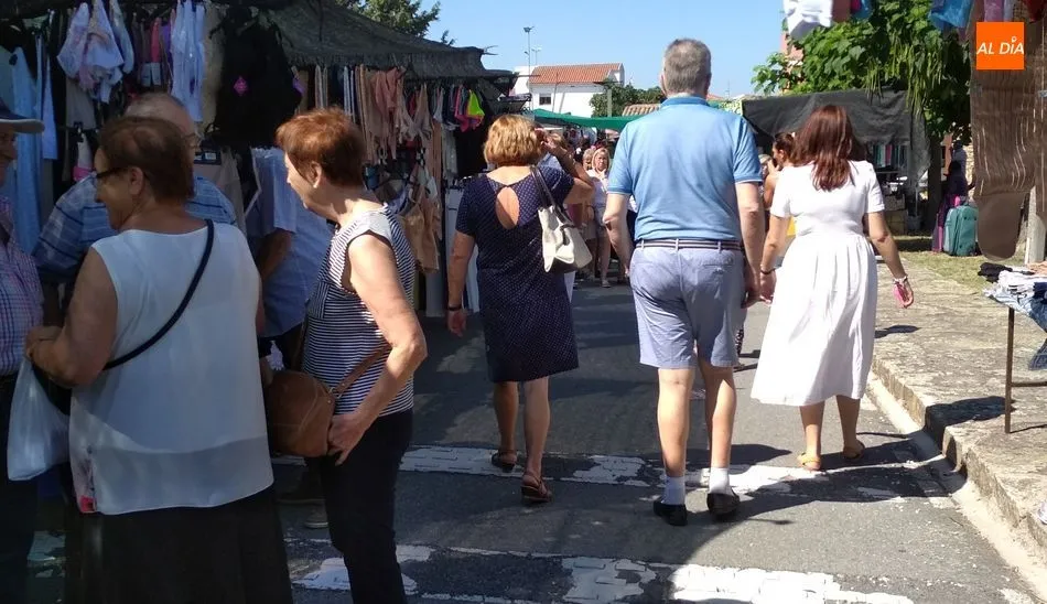 Miles de personas llenaron Trabanca en el mercadillo del primer domingo de agosto