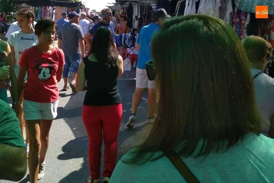 Foto 2 - El mercadillo de Trabanca &lsquo;rebosa&rsquo; de p&uacute;blico en el primer domingo de agosto  