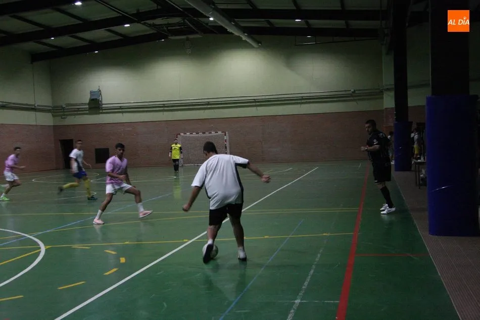 Foto 2 - Excelente ambiente &lsquo;futsal&rsquo; en el Torneo de F&uacute;tbol Sala de Vitigudino  