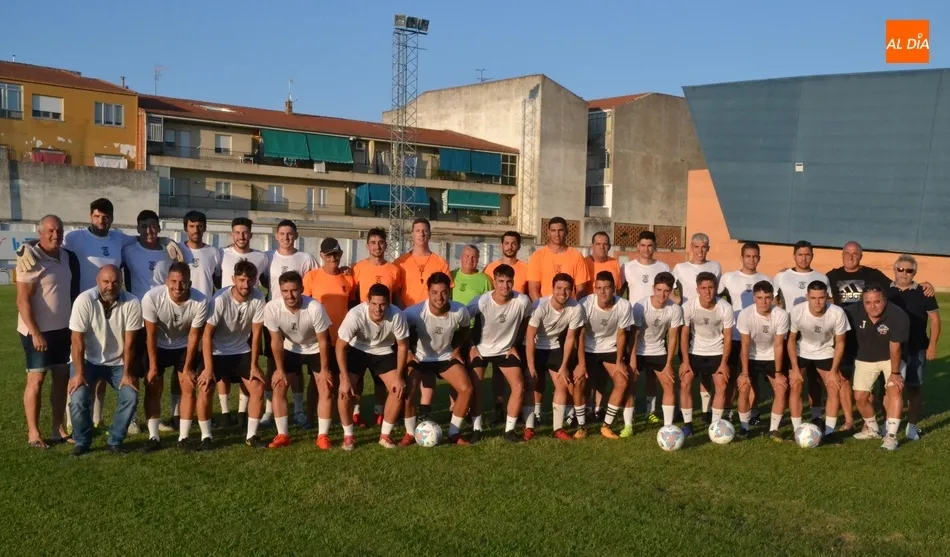 El Senior del Ciudad Rodrigo CF echa a andar reteniendo al técnico y a casi todos los jugadores  