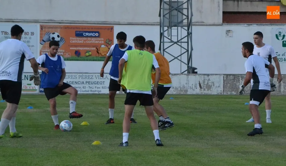 Foto 11 - El Senior del Ciudad Rodrigo CF echa a andar reteniendo al t&eacute;cnico y a casi todos los jugadores  
