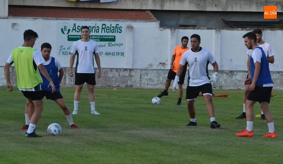 Foto 10 - El Senior del Ciudad Rodrigo CF echa a andar reteniendo al t&eacute;cnico y a casi todos los jugadores  