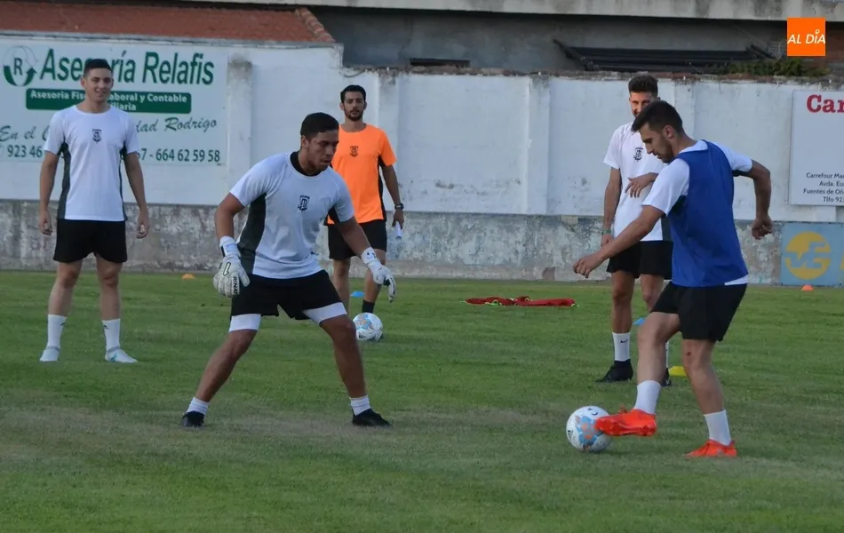 Foto 9 - El Senior del Ciudad Rodrigo CF echa a andar reteniendo al t&eacute;cnico y a casi todos los jugadores  