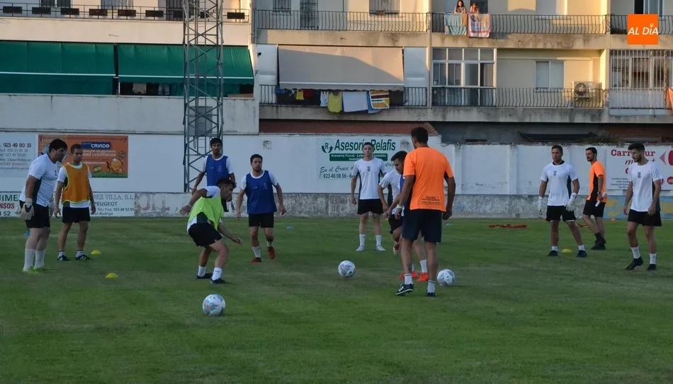 Foto 8 - El Senior del Ciudad Rodrigo CF echa a andar reteniendo al t&eacute;cnico y a casi todos los jugadores  