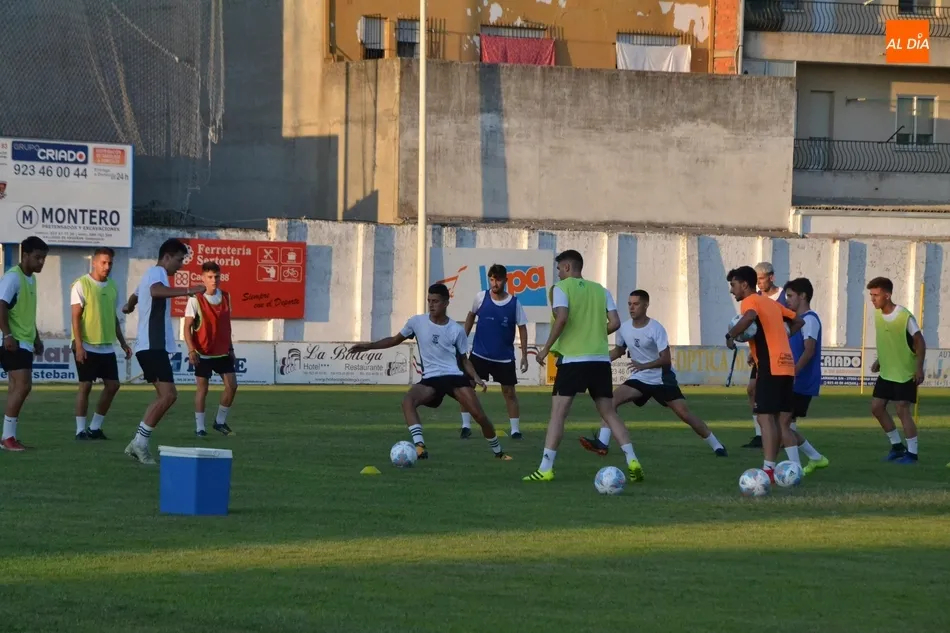 Foto 7 - El Senior del Ciudad Rodrigo CF echa a andar reteniendo al t&eacute;cnico y a casi todos los jugadores  