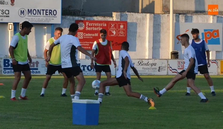 Foto 6 - El Senior del Ciudad Rodrigo CF echa a andar reteniendo al t&eacute;cnico y a casi todos los jugadores  