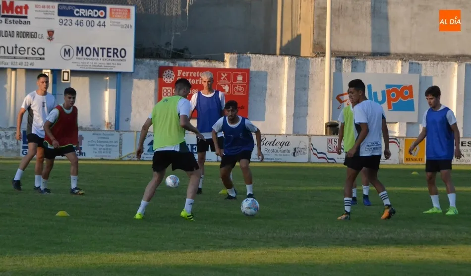 Foto 5 - El Senior del Ciudad Rodrigo CF echa a andar reteniendo al t&eacute;cnico y a casi todos los jugadores  