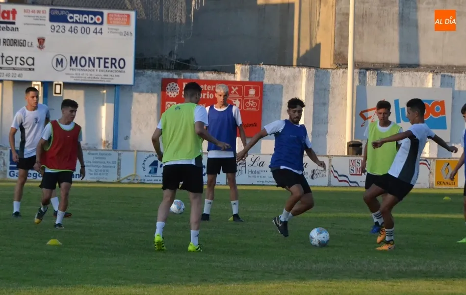 Foto 4 - El Senior del Ciudad Rodrigo CF echa a andar reteniendo al t&eacute;cnico y a casi todos los jugadores  