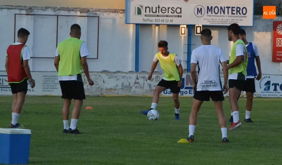 Foto 3 - El Senior del Ciudad Rodrigo CF echa a andar reteniendo al t&eacute;cnico y a casi todos los jugadores  