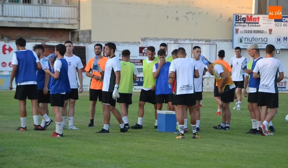 Foto 2 - El Senior del Ciudad Rodrigo CF echa a andar reteniendo al t&eacute;cnico y a casi todos los jugadores  