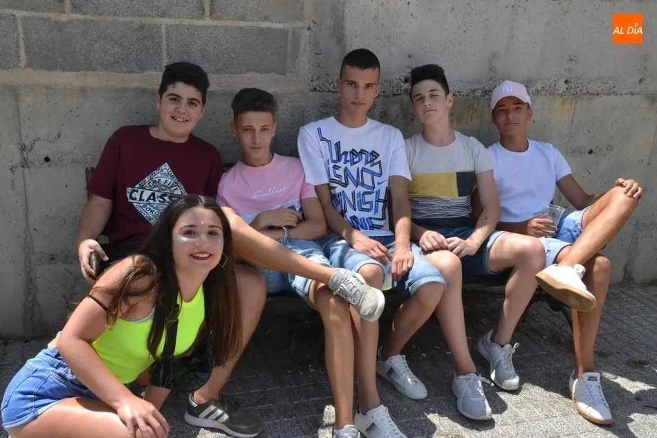 Foto 9 - Los j&oacute;venes hacen caso omiso a los bulos y viven a lo grande el Martes Chico en el Valle de San...