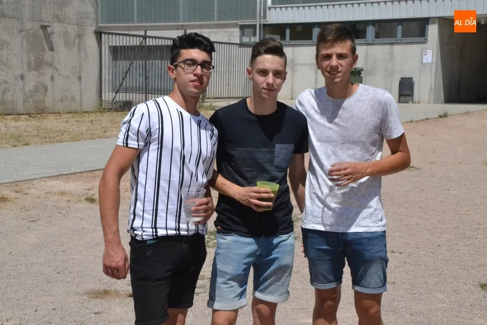 Foto 8 - Los j&oacute;venes hacen caso omiso a los bulos y viven a lo grande el Martes Chico en el Valle de San...