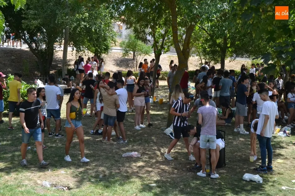 Foto 7 - Los j&oacute;venes hacen caso omiso a los bulos y viven a lo grande el Martes Chico en el Valle de San...