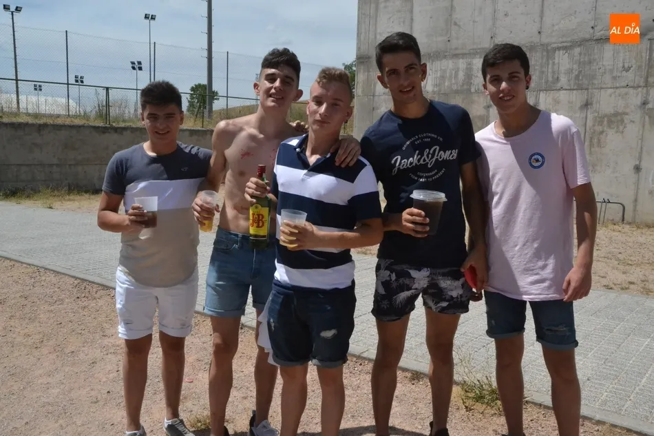 Foto 6 - Los j&oacute;venes hacen caso omiso a los bulos y viven a lo grande el Martes Chico en el Valle de San...