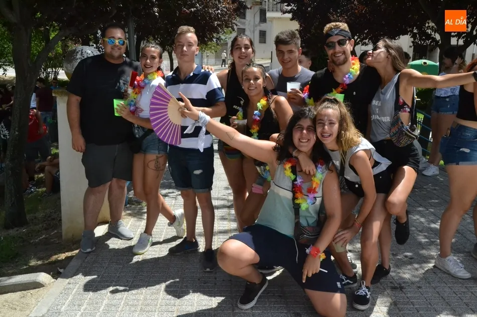 Foto 4 - Los j&oacute;venes hacen caso omiso a los bulos y viven a lo grande el Martes Chico en el Valle de San...